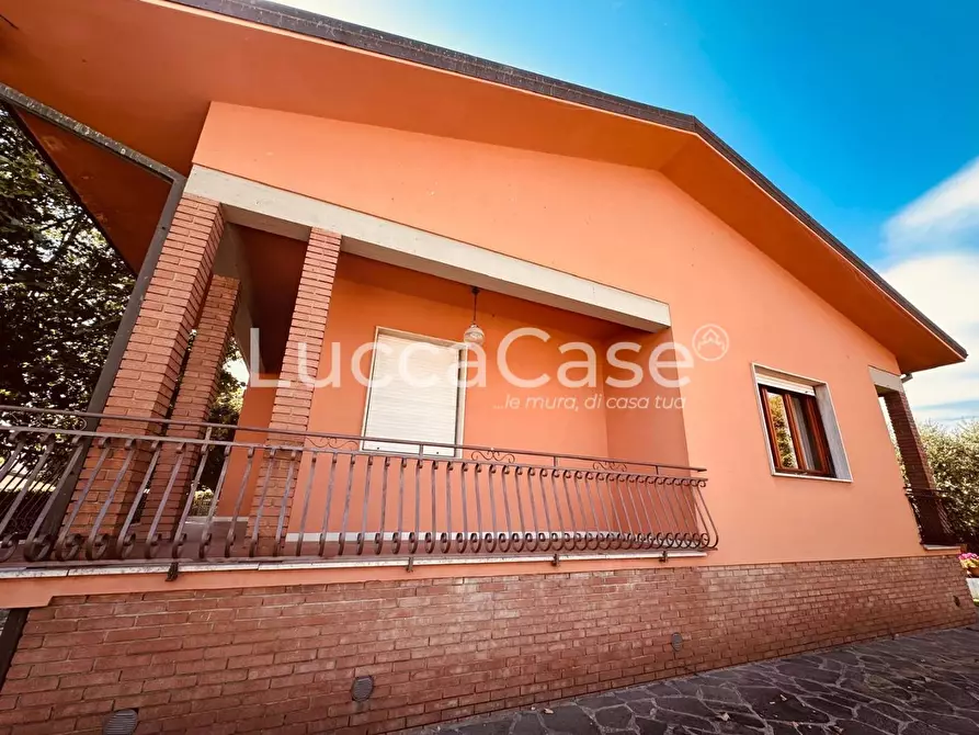 Immagine 31 di Villa in vendita  a Capannori