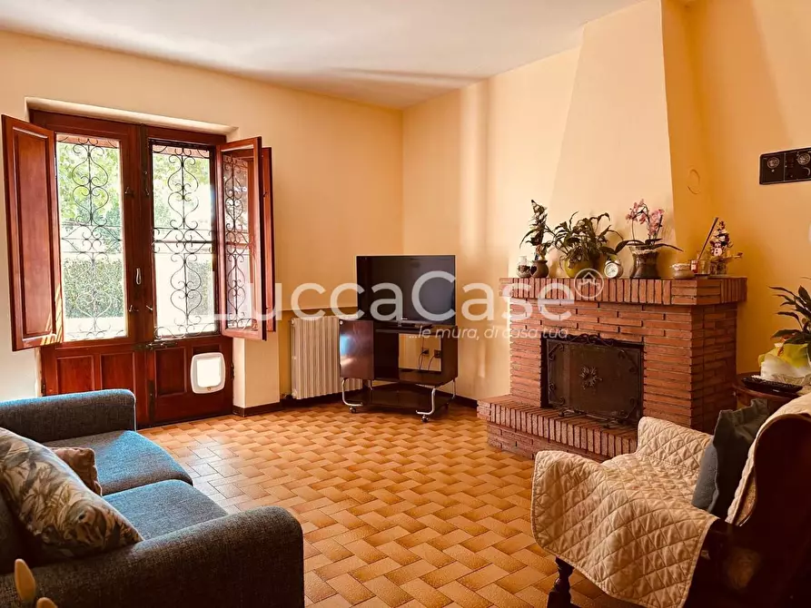 Immagine 21 di Villa in vendita  a Capannori