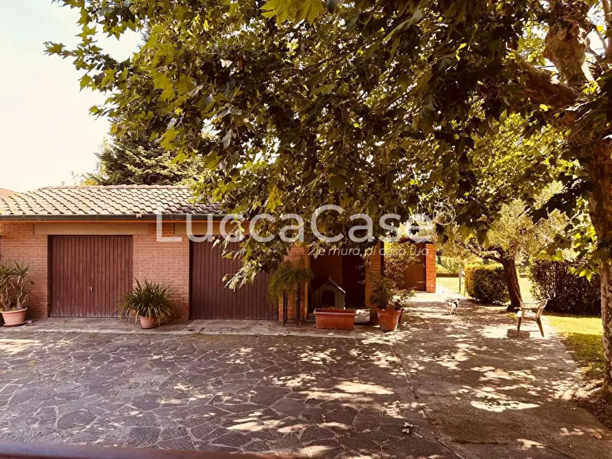 Immagine 32 di Villa in vendita  a Capannori