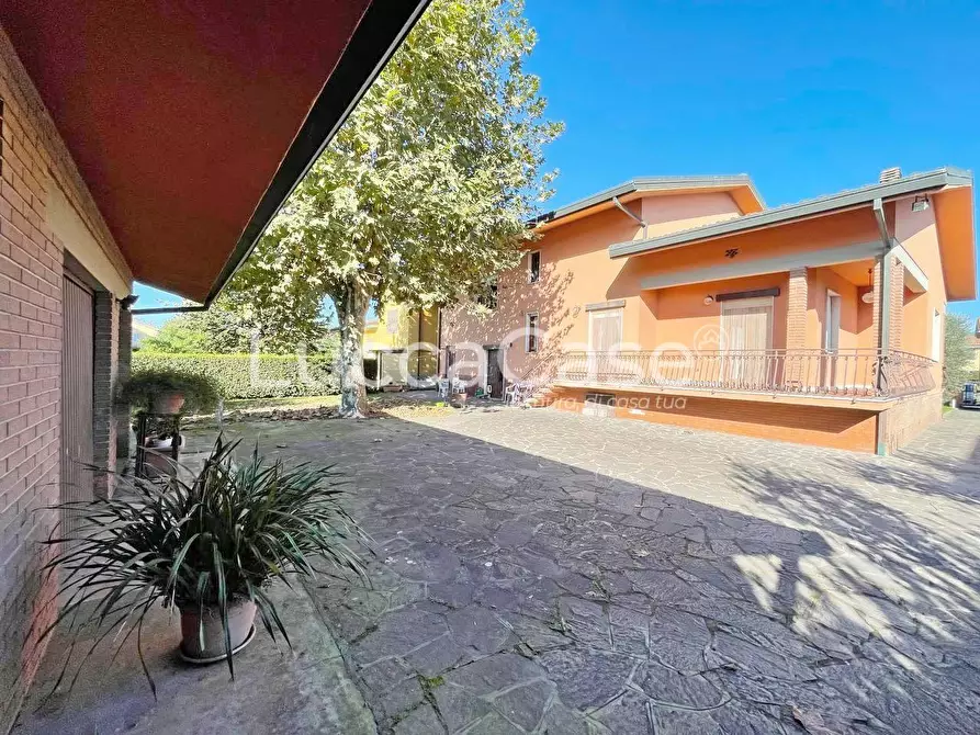 Immagine 28 di Villa in vendita  a Capannori