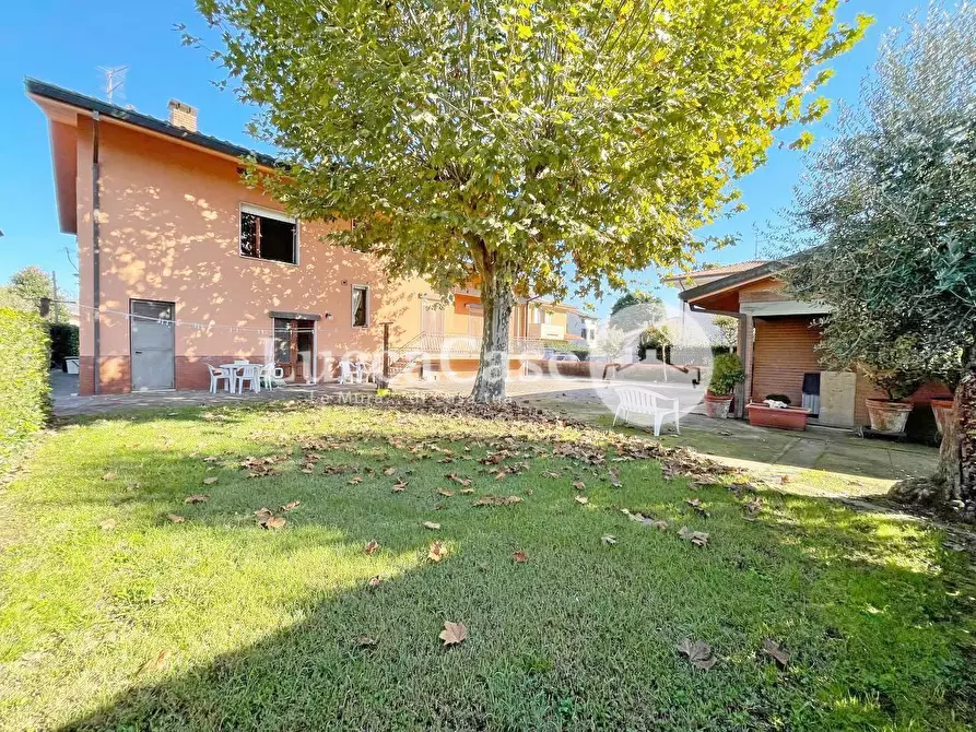 Immagine 1 di Villa in vendita  a Capannori