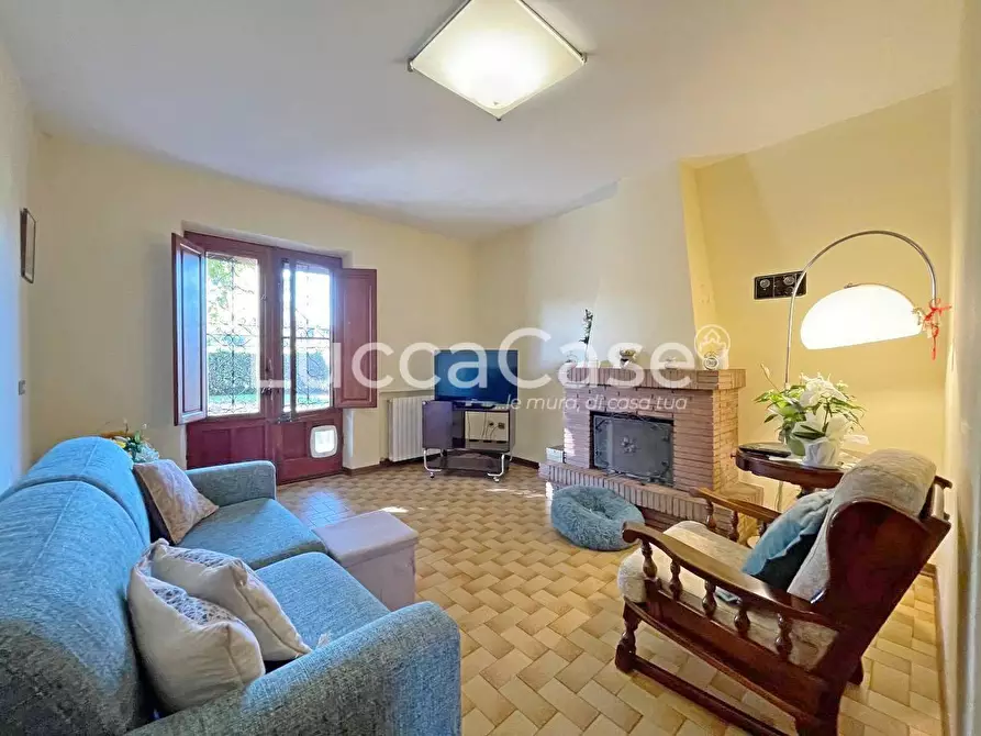 Immagine 21 di Villa in vendita  a Capannori