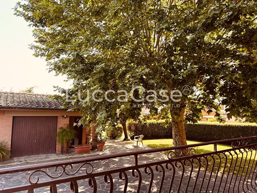 Immagine 27 di Villa in vendita  a Capannori