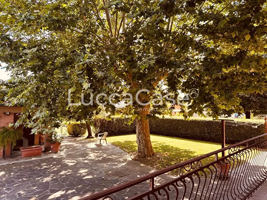 Immagine 28 di Villa in vendita  a Capannori