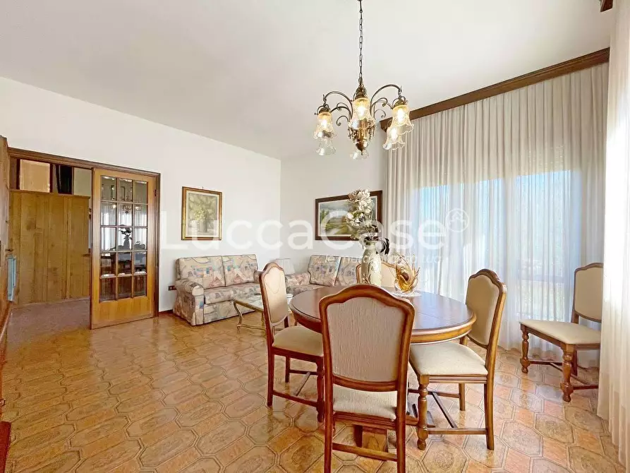 Immagine 10 di Villa in vendita  a Capannori