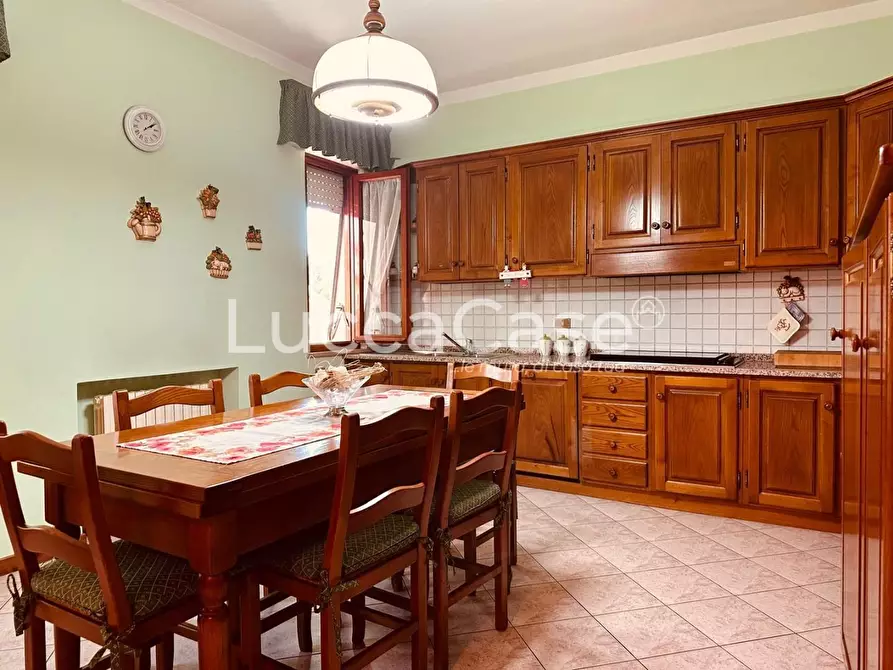 Immagine 12 di Villa in vendita  a Capannori