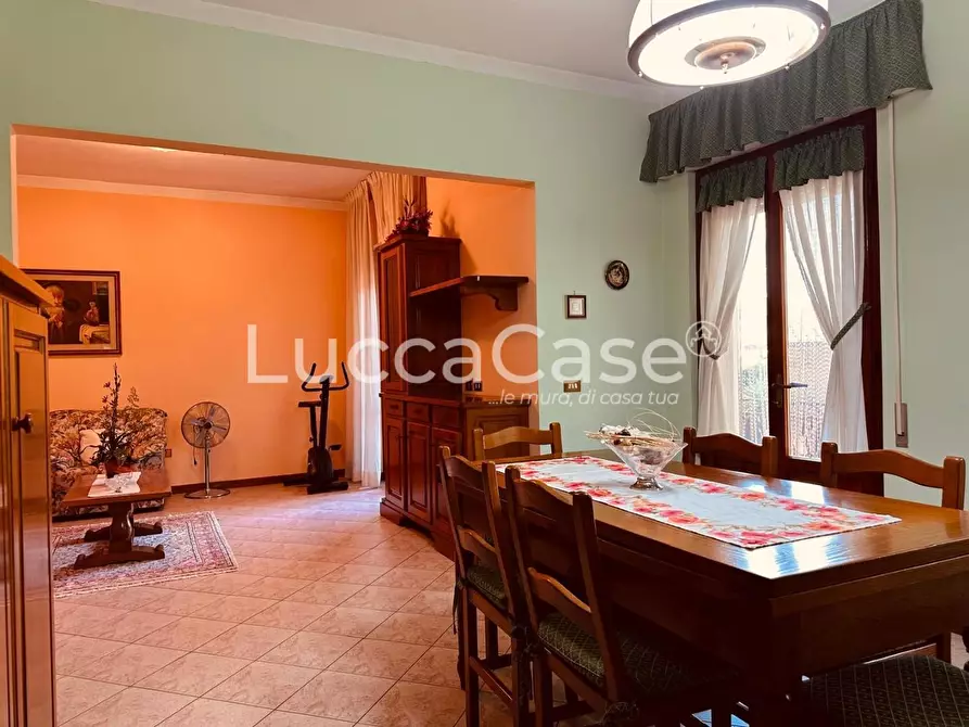 Immagine 11 di Villa in vendita  a Capannori