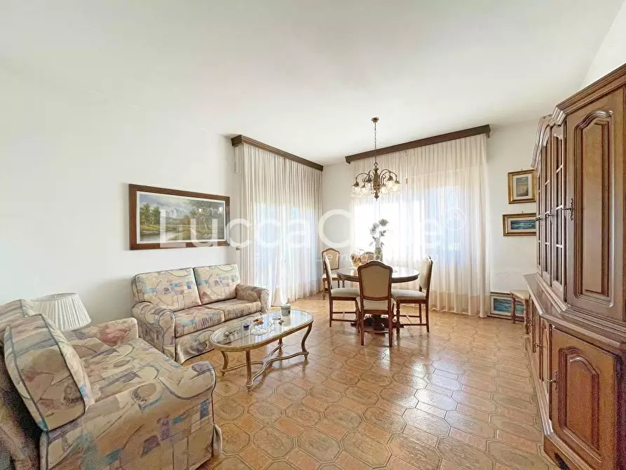 Immagine 9 di Villa in vendita  a Capannori