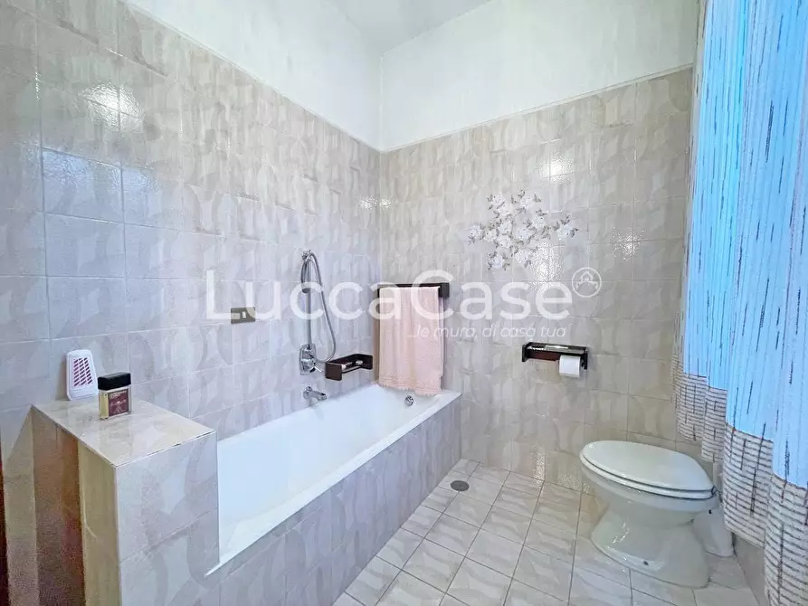 Immagine 20 di Villa in vendita  a Capannori