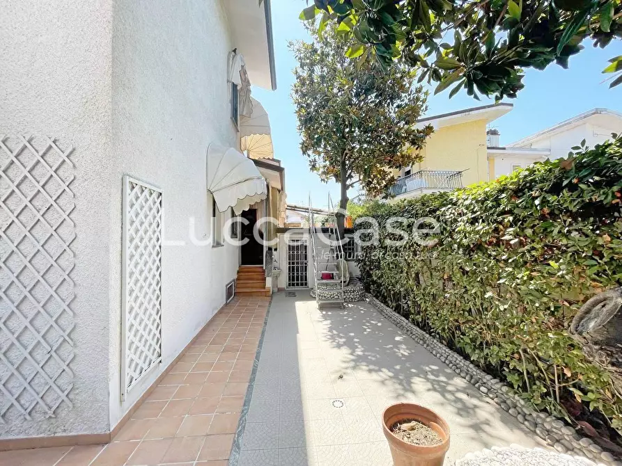 Immagine 15 di Casa quadrifamiliare in vendita  a Viareggio