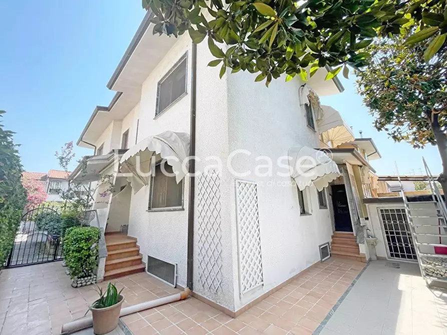 Immagine 2 di Casa quadrifamiliare in vendita  a Viareggio