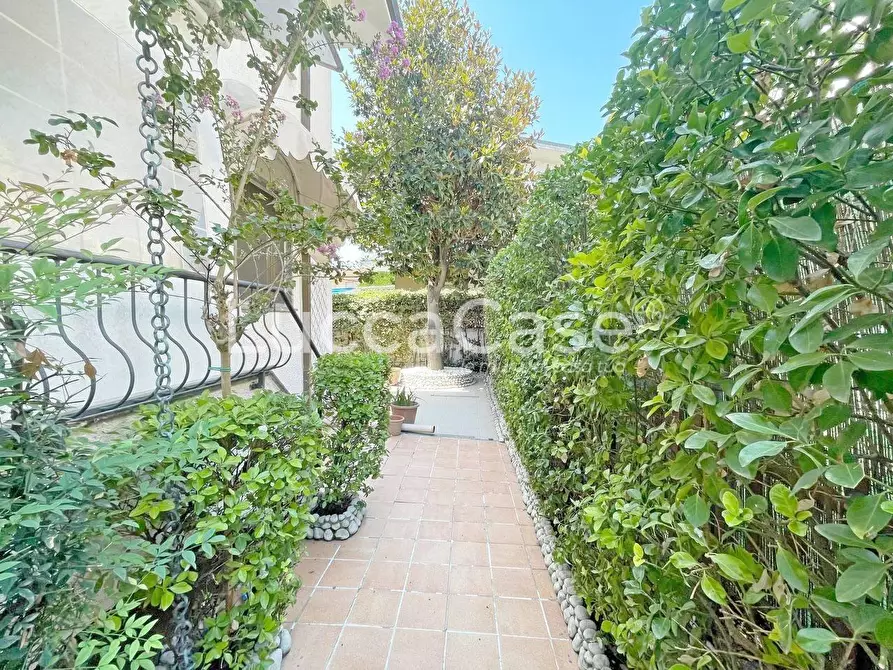 Immagine 1 di Casa quadrifamiliare in vendita  a Viareggio