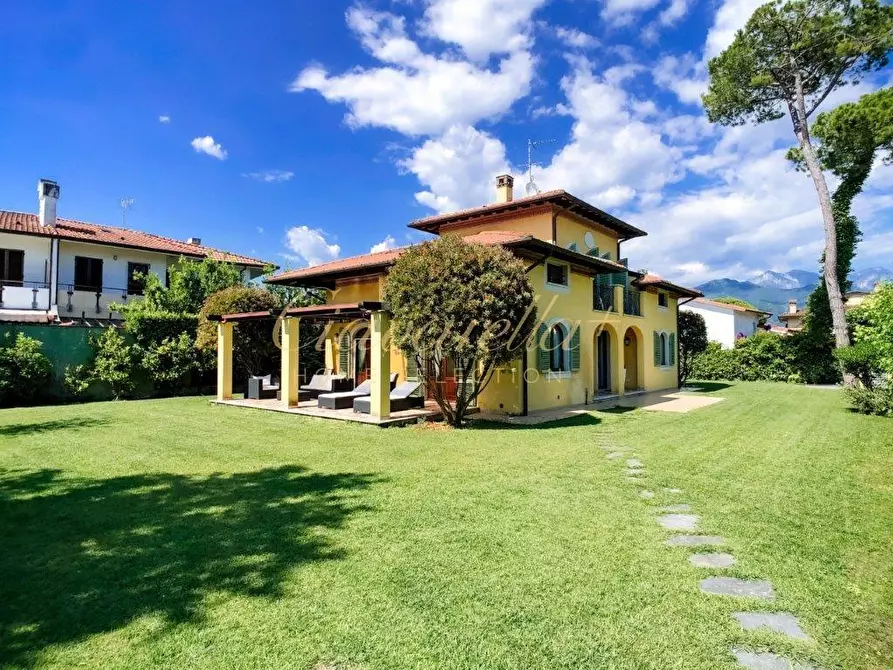 Immagine 3 di Villa in vendita  a Forte Dei Marmi