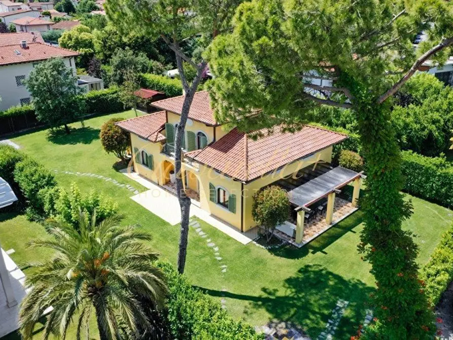 Immagine 1 di Villa in vendita  a Forte Dei Marmi