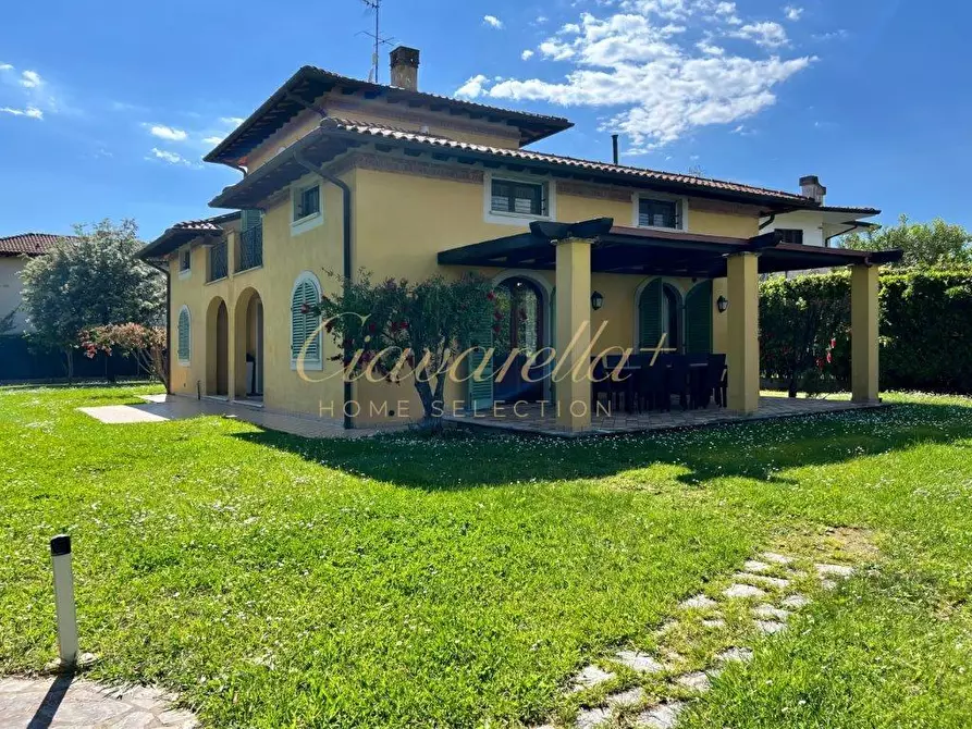 Immagine 19 di Villa in vendita  a Forte Dei Marmi