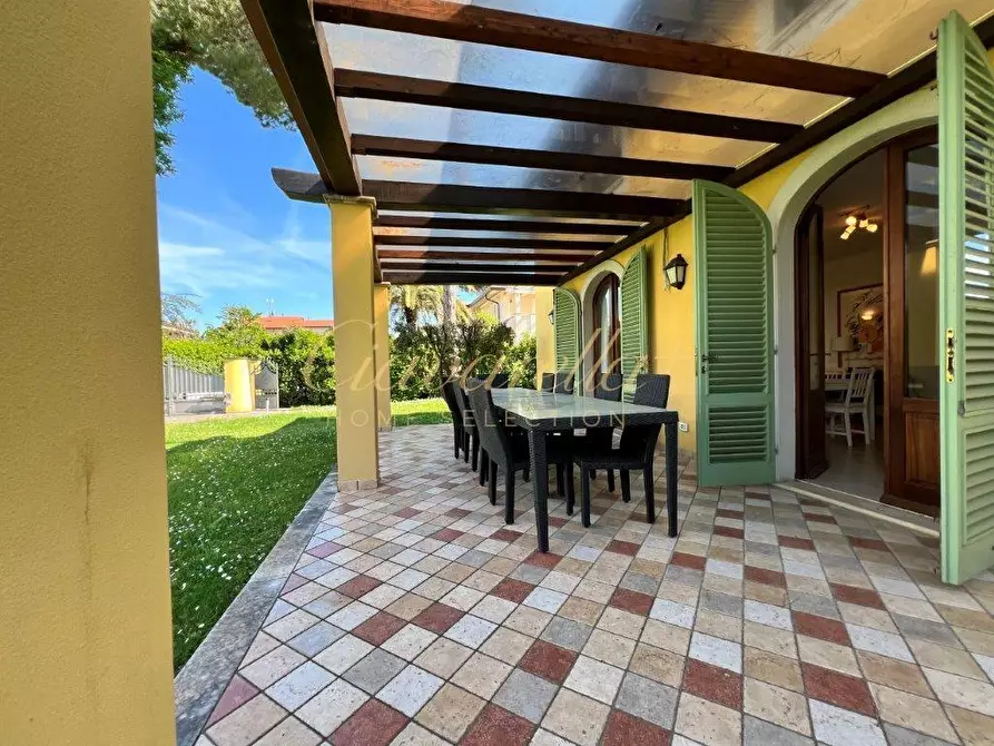 Immagine 21 di Villa in vendita  a Forte Dei Marmi