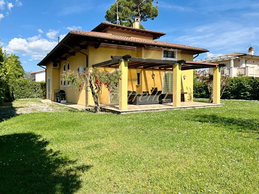 Immagine 18 di Villa in vendita  a Forte Dei Marmi