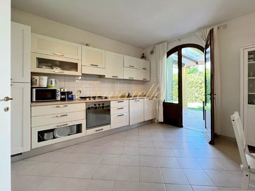 Immagine 9 di Villa in vendita  a Forte Dei Marmi