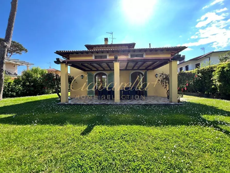 Immagine 20 di Villa in vendita  a Forte Dei Marmi