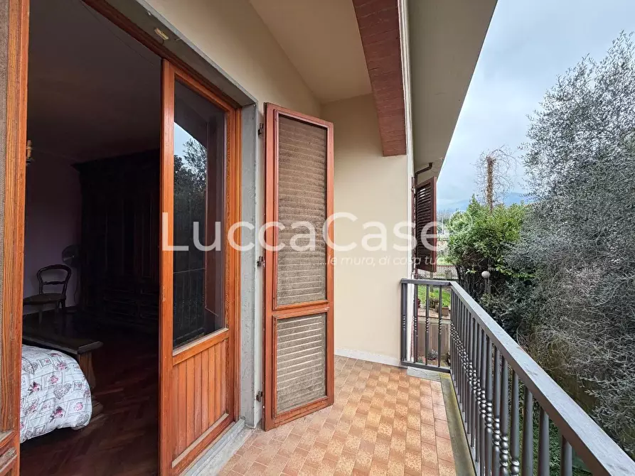 Immagine 4 di Villa in vendita  a Capannori