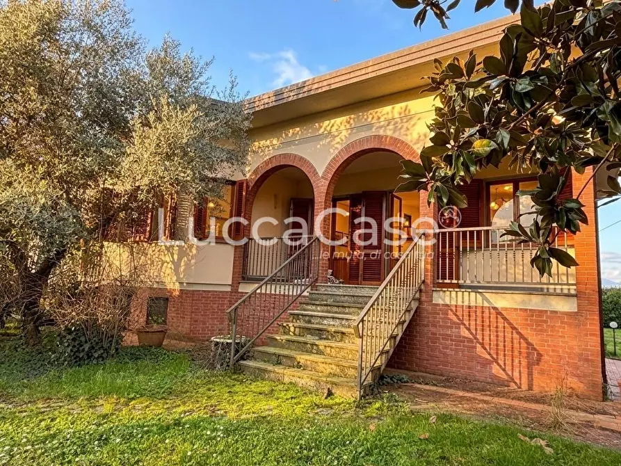 Immagine 1 di Villa in vendita  a Capannori