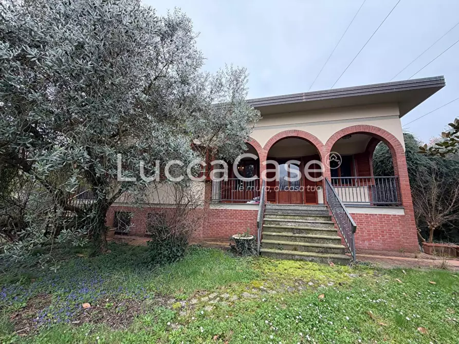 Immagine 5 di Villa in vendita  a Capannori