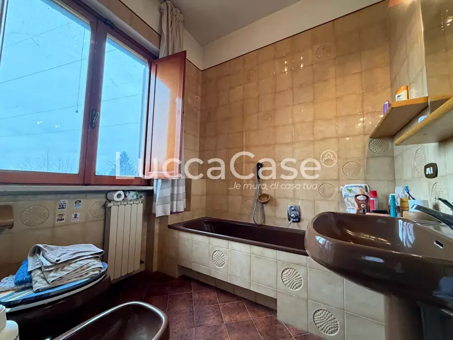 Immagine 49 di Villa in vendita  a Capannori