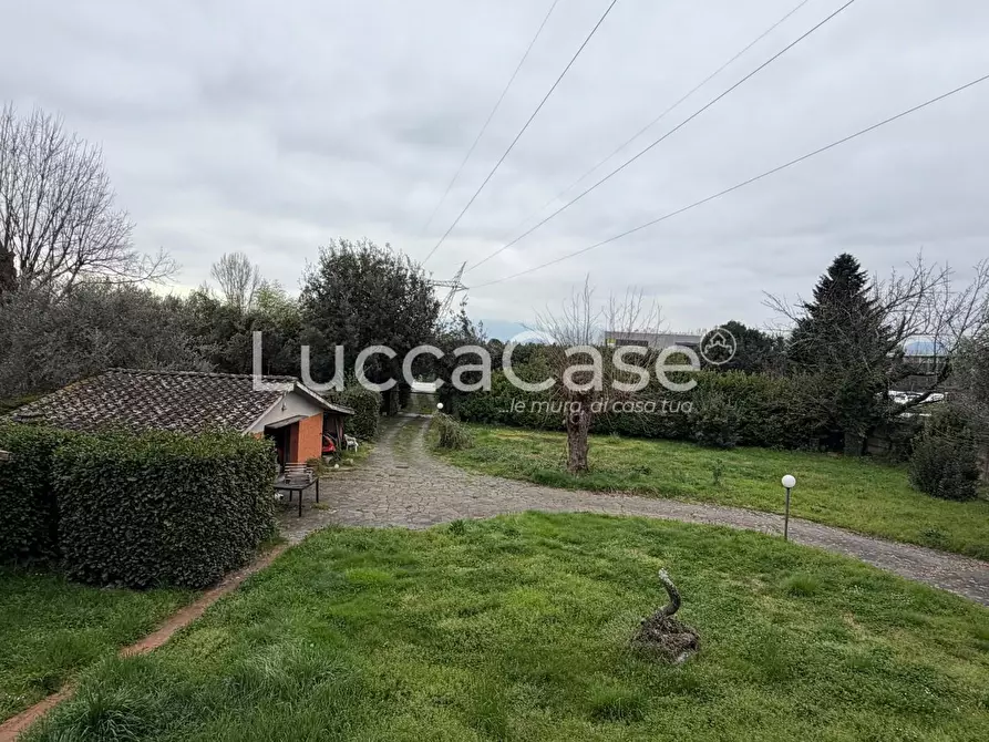 Immagine 52 di Villa in vendita  a Capannori