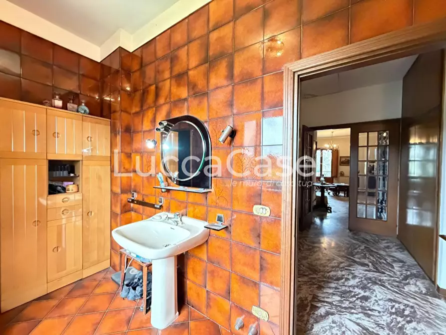 Immagine 47 di Villa in vendita  a Capannori