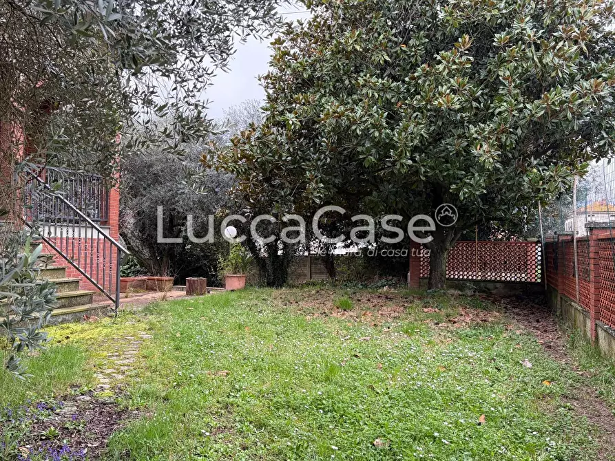 Immagine 9 di Villa in vendita  a Capannori