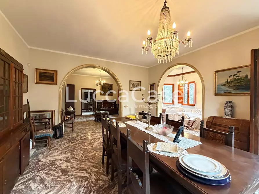 Immagine 10 di Villa in vendita  a Capannori