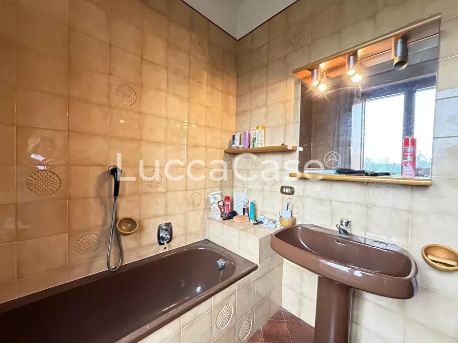 Immagine 46 di Villa in vendita  a Capannori