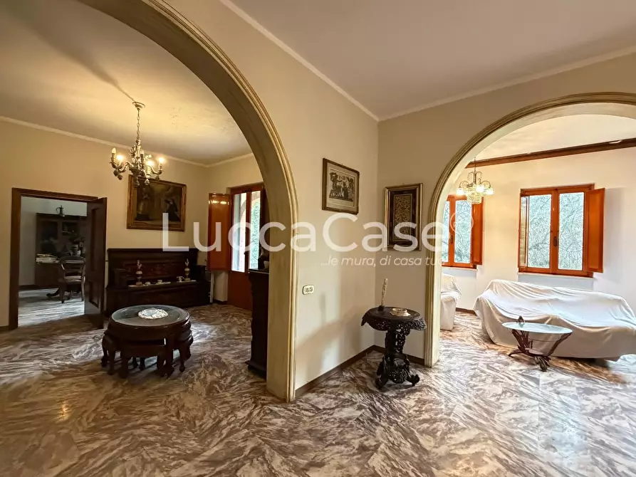 Immagine 11 di Villa in vendita  a Capannori