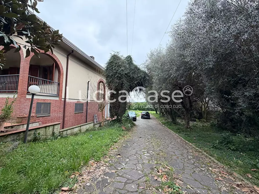 Immagine 60 di Villa in vendita  a Capannori