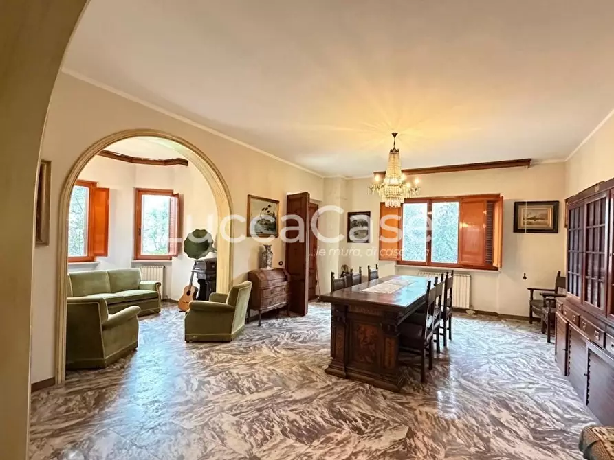 Immagine 2 di Villa in vendita  a Capannori