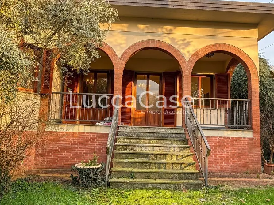 Immagine 3 di Villa in vendita  a Capannori