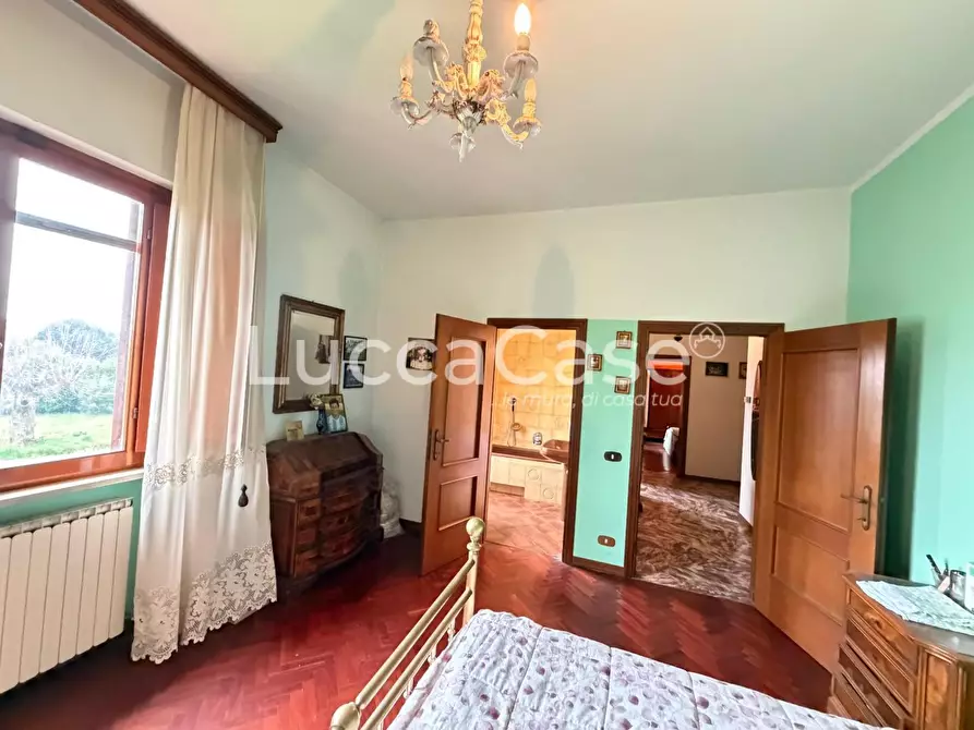 Immagine 38 di Villa in vendita  a Capannori