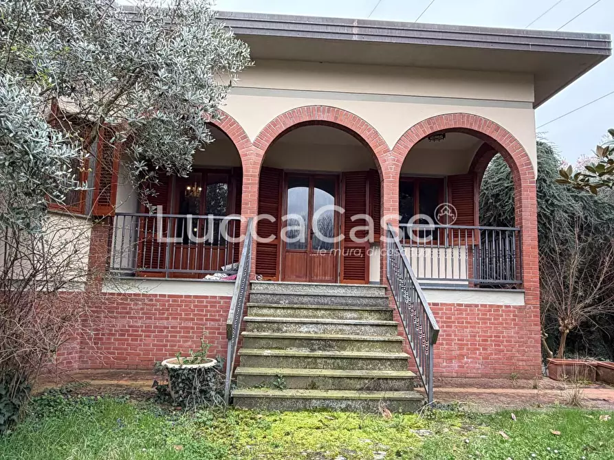 Immagine 56 di Villa in vendita  a Capannori