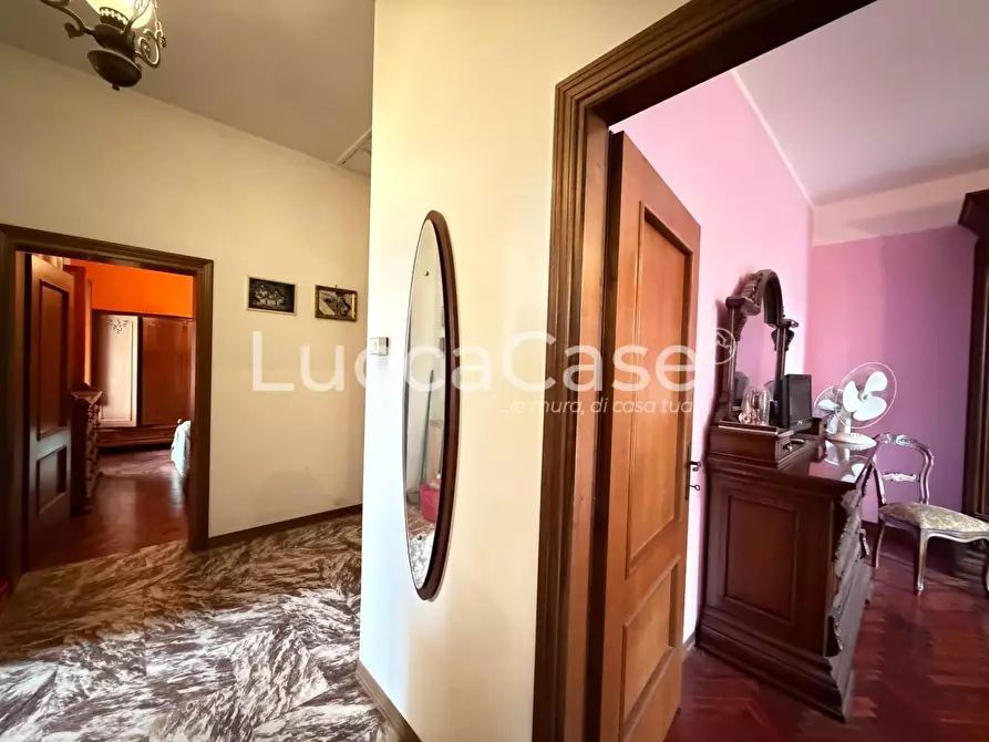 Immagine 50 di Villa in vendita  a Capannori