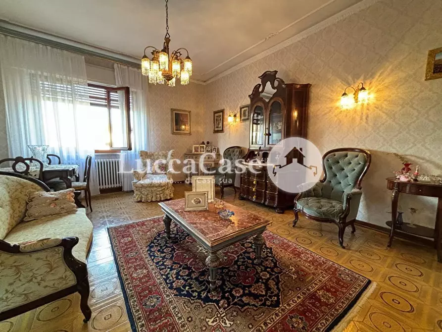 Immagine 1 di Villa in vendita  a Lucca