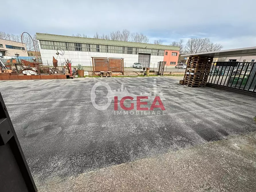 Immagine 2 di Attività artigianale in affitto  a Monteriggioni