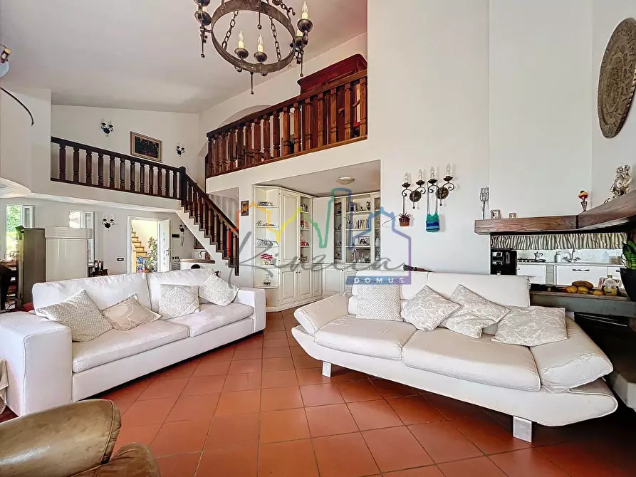 Immagine 5 di Villa in vendita  a Massa