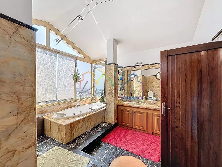 Immagine 11 di Villa in vendita  a Massa