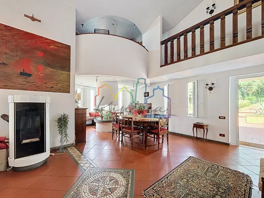 Immagine 3 di Villa in vendita  a Massa