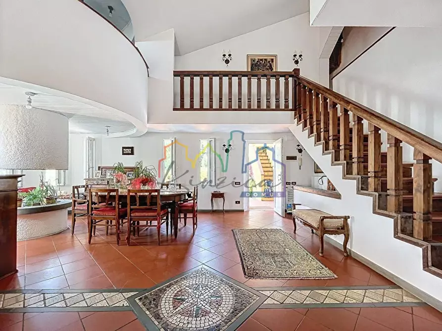 Immagine 6 di Villa in vendita  a Massa