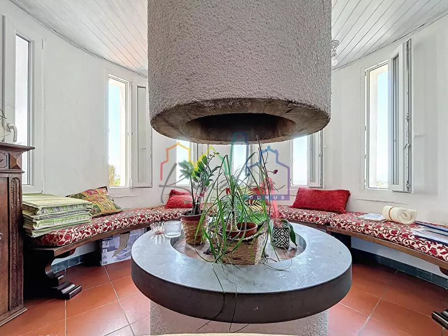 Immagine 2 di Villa in vendita  a Massa