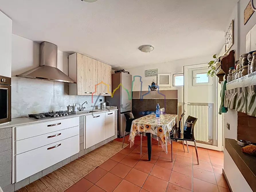 Immagine 8 di Villa in vendita  a Massa