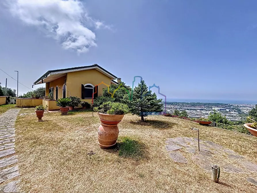 Immagine 15 di Villa in vendita  a Massa