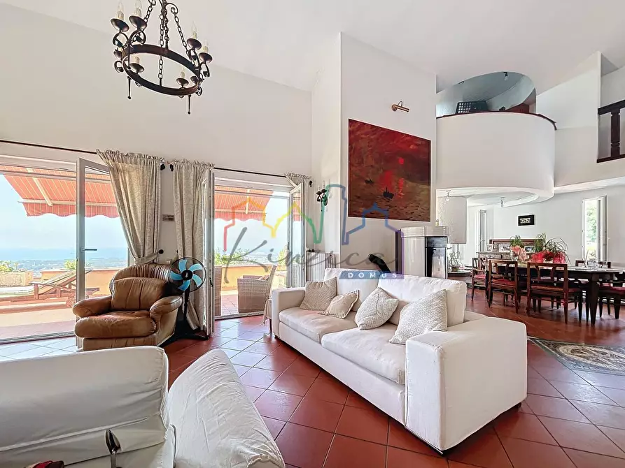 Immagine 4 di Villa in vendita  a Massa