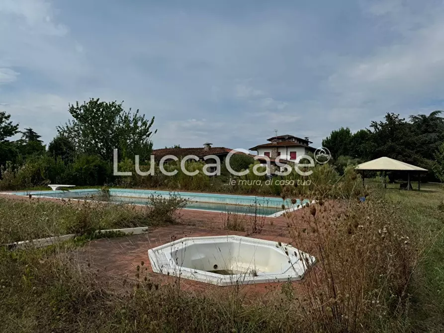 Immagine 16 di Villa in vendita  a Lucca